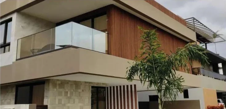 Fachada ripada em madeira ecológica Reset