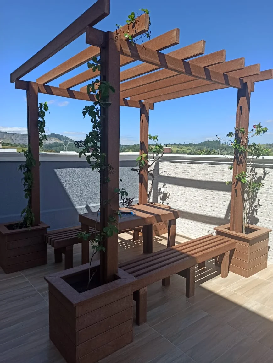 Terraço com pergolado em madeira ecológica Reset